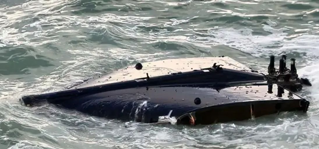 Düzce’nin Akçakoca ilçesinde kıyıya vuran insansız hava aracı (İHA), sahilde