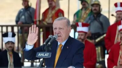 Malazgirt Zaferi'nin 955. yıl dönümü etkinlikleri kapsamında Ahlat'ta düzenlenen programda