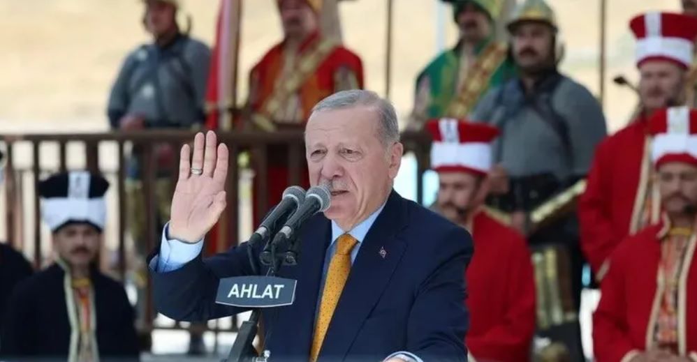 Malazgirt Zaferi'nin 955. yıl dönümü etkinlikleri kapsamında Ahlat'ta düzenlenen programda