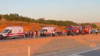 Gaziantep Nizip kara yolunda sabah saatlerde 2 otomobilin çarpışması sonucu