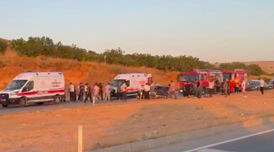 Gaziantep Nizip kara yolunda sabah saatlerde 2 otomobilin çarpışması sonucu