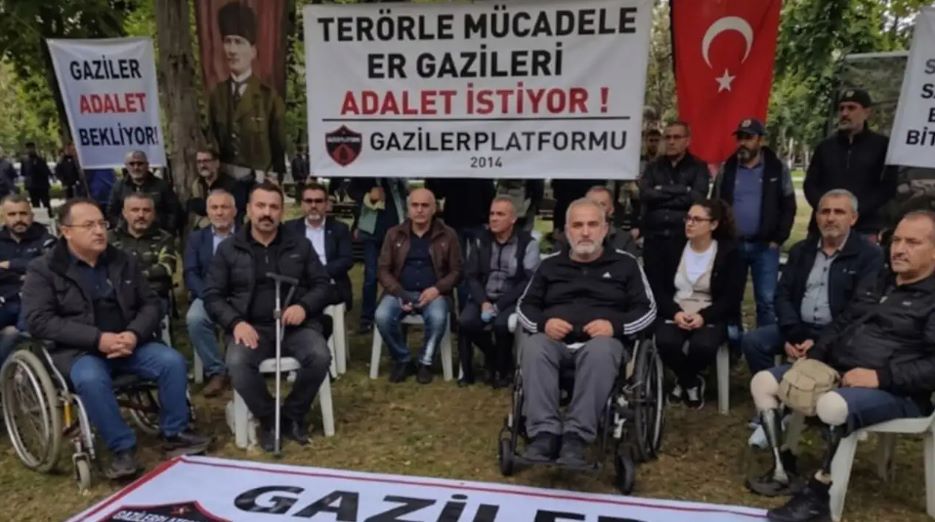 Özlük hakları için eylem yapan er gaziler ve er şehit