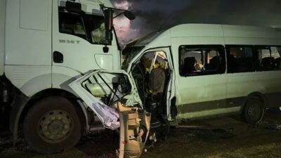 Hatay’da işçi servisi ile TIR’ın kafa kafaya çarpıştığı kazada 1