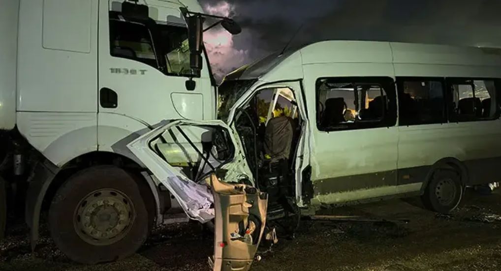 Hatay’da işçi servisi ile TIR’ın kafa kafaya çarpıştığı kazada 1