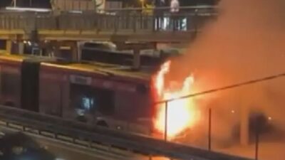 Kağıthane'de seyir halindeki metrobüsten yükselen alevler kısa sürede büyüdü. Yangın