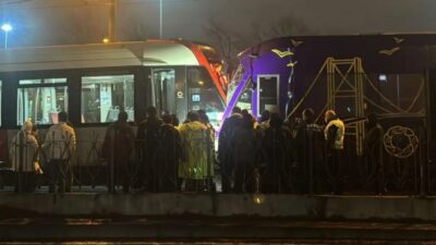 İstanbul Zeytinburnu'nda seyir halindeki iki tramvay kafa kafaya çarpıştı. Kazada