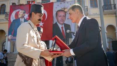İzmir’in kurtuluşunun 104’üncü yıl dönümü coşkusu, İzmir Valiliği’nde düzenlenen bayrak