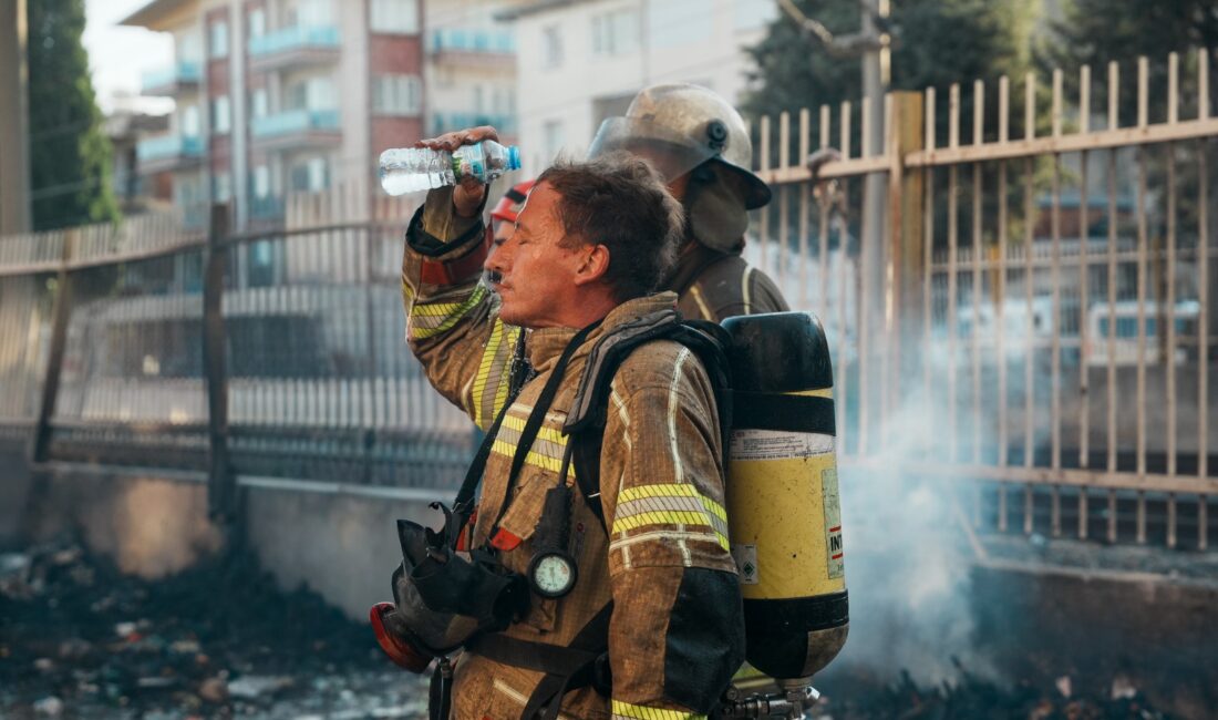 Buca’da üç katlı mobilya atölyesinde çıkan yangın, İzmir Büyükşehir Belediyesi