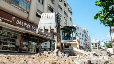 Karşıyaka Belediyesi, Bostanlı Mahallesi’nin işlek bölgelerinden Cemal Bülbül Sokak’ta kapsamlı