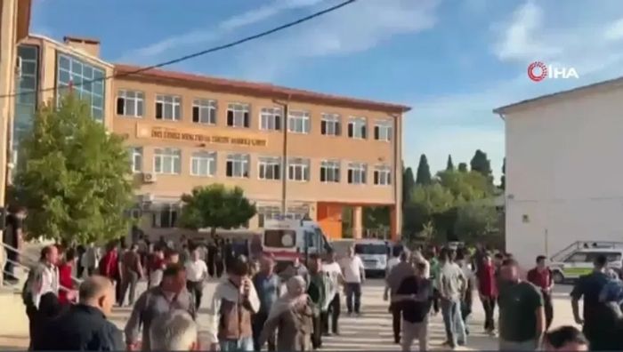 Son dakika haberi... Manisa'nın Turgutlu ilçesinde bir lisenin önünde sabah