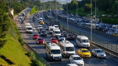 Okullarda uyum haftasının başlamasıyla İstanbul’da sabah saatlerinde trafik yoğunluğu belirgin