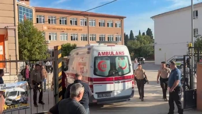 Son dakika gelişmesi... Manisa'nın Turgutlu ilçesinde bir lisenin önünde sabah