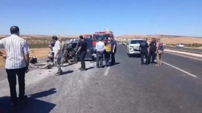 Şanlıurfa'nın Bozova ilçesinde hafif ticari aracın kamyona arkadan çarpması sonucu