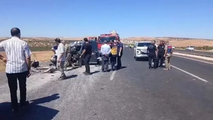Şanlıurfa'nın Bozova ilçesinde hafif ticari aracın kamyona arkadan çarpması sonucu