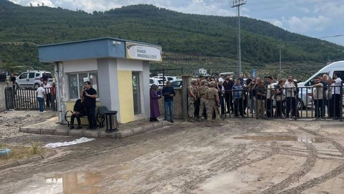 Son dakika! Okulda silahlı saldırı: Öğretmen hayatını kaybetti Osmaniye’nin Merkez ilçesine bağlı Çardak köyünde bulunan Farabi Anadolu Lisesi’nin