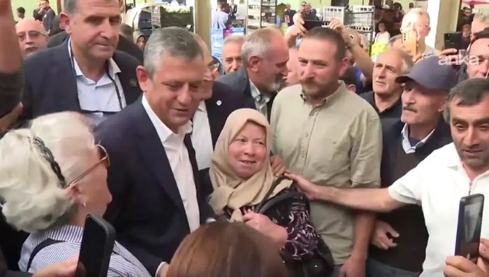 YENİ Parti Genel Başkanı Özgür Özel, Ardahan’da pazar esnafını ziyaret