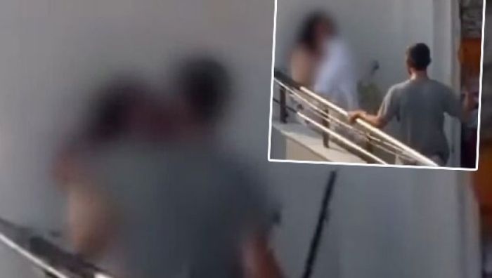 Adana’nın Sarıçam ilçesinde bir kadının balkonda bir erkek tarafından sopayla