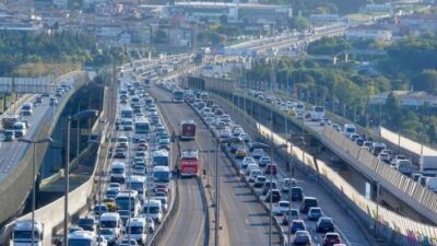 İstanbul’da haftanın üçüncü iş gününde sabah saatlerinde trafik yoğunluğu etkisini