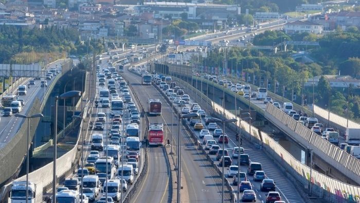 İstanbul’da haftanın üçüncü iş gününde sabah saatlerinde trafik yoğunluğu etkisini