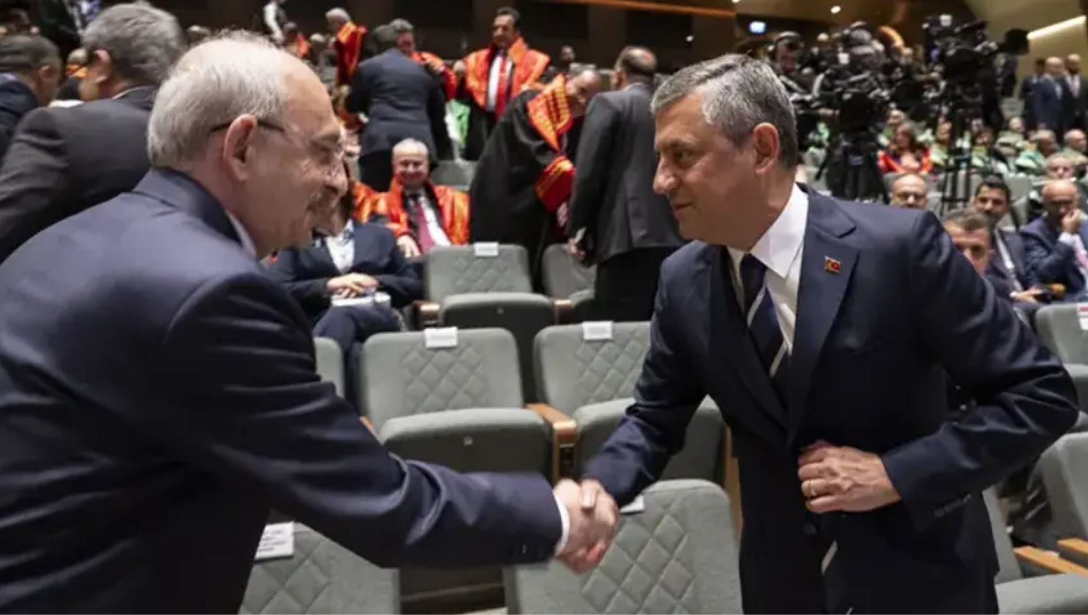 Yeni Parti Genel Başkanı Özgür Özel, Kemal Kılıçdaroğlu ile cenaze