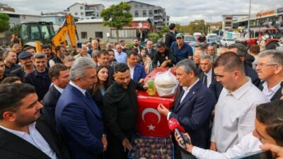 YENİ Parti Genel Başkanı Özgür Özel, Bursa’da incir üreticileriyle bir
