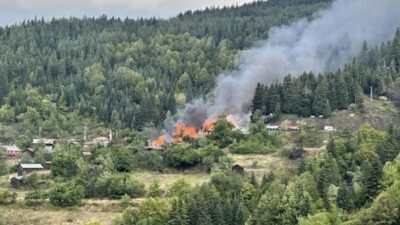 Kastamonu’nun İnebolu ilçesine bağlı Deresökü köyünde iki katlı ahşap evde
