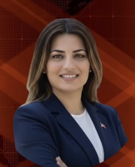 Özgür Özel’in partisi su almaya devam ediyor Karaburun Yeni Parti’den Meclis üyesi olan Yağmur Kutay Karaburun Yeni