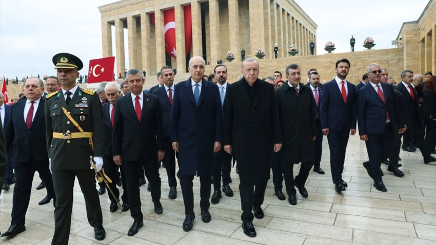 Cumhurbaşkanı Erdoğan başkanlığındaki devlet erkanı Anıtkabir’i ziyaret etti 29 Ekim Cumhuriyet Bayramı kapsamında ilk tören Anıtkabir'de düzenlendi. Tören,