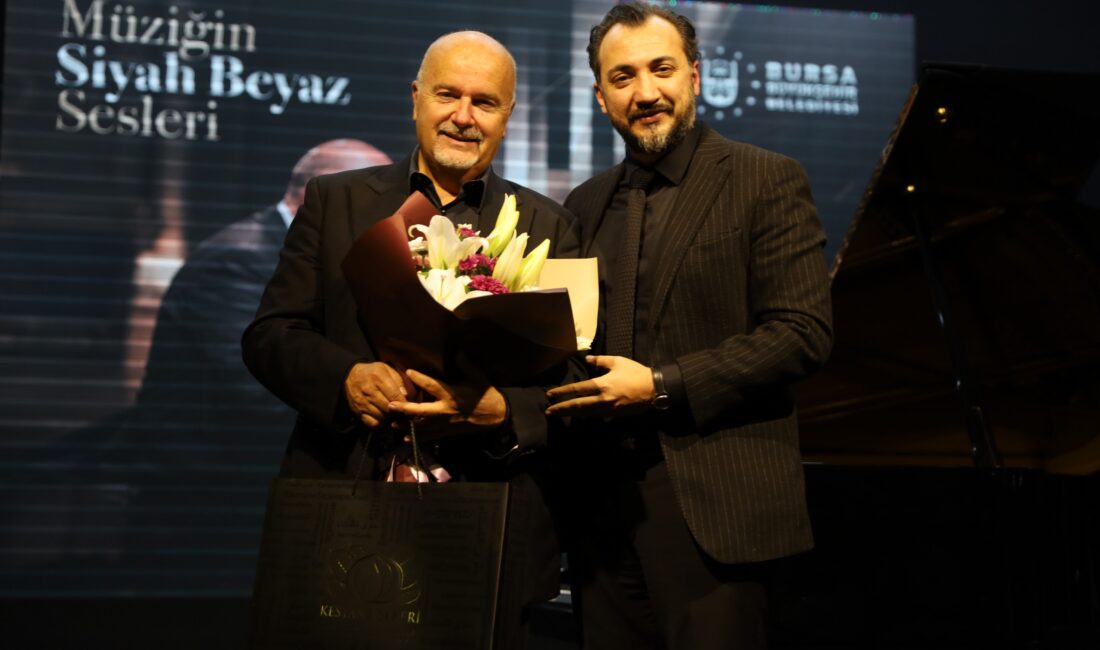 Ünlü piyanist Bursa’da müzikseverlerle buluştu Bursa Büyükşehir Belediyesi tarafından düzenlenen ‘Müziğin Siyah Beyaz Sesleri’ konserinde