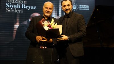Bursa Büyükşehir Belediyesi tarafından düzenlenen ‘Müziğin Siyah Beyaz Sesleri’ konserinde