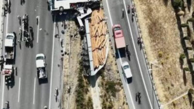 Manisa’nın Akhisar ilçesinde, tur otobüsü ile tırın karıştığı, 11 kişinin