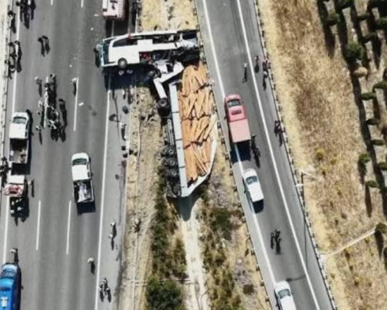 Manisa’nın Akhisar ilçesinde, tur otobüsü ile tırın karıştığı, 11 kişinin