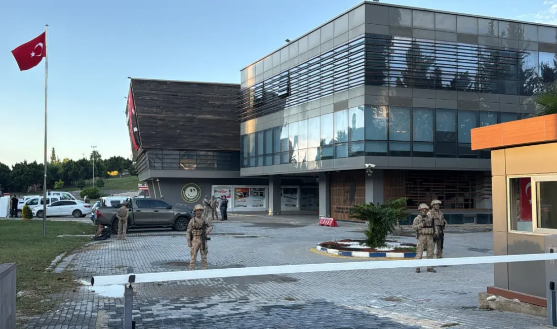 Son Dakika!!! Çukurova Belediyesi’ne operasyon! Çok sayıda gözaltı var Adana'da Çukurova Belediyesi'ne operasyon düzenleniyor. Jandarma ekipleri, belediye önünde güvenlik