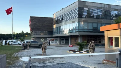 Adana'da Çukurova Belediyesi'ne operasyon düzenleniyor. Jandarma ekipleri, belediye önünde güvenlik
