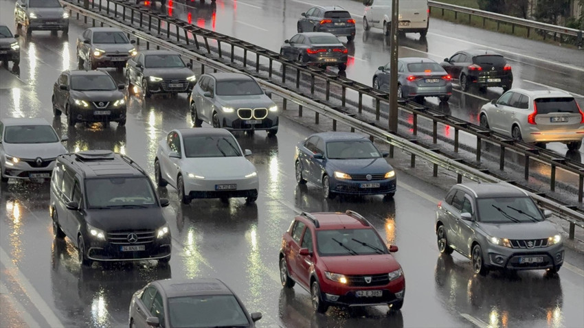 E-5’te çalışma başladı, trafik her gün 7 saat kapanacak Küçükçekmece D-100 Karayolu'nda derz değişim çalışması yapılıyor. Çalışma nedeniyle Edirne