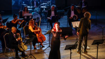 İzmir Büyükşehir Belediyesi bünyesinde faaliyet gösteren Smyrna Ensemble, Cumhuriyet’in 103’üncü