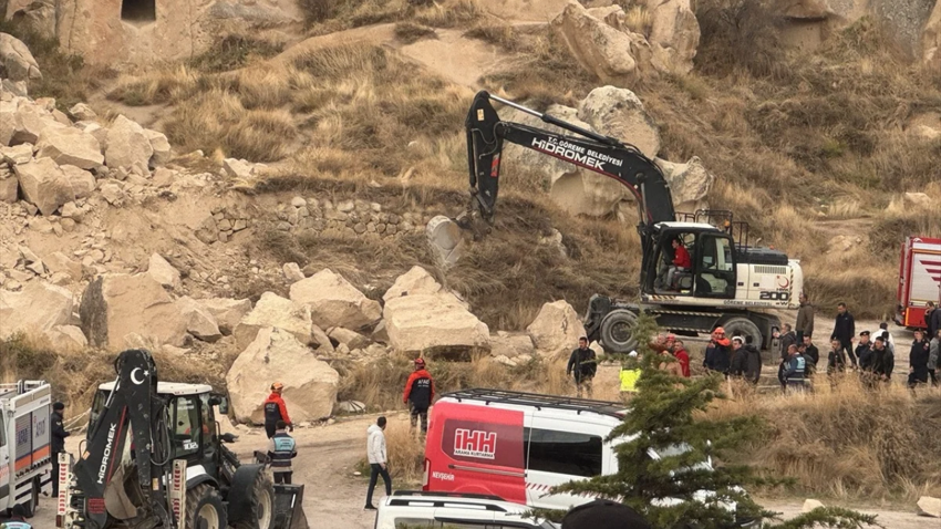 Son Dakika!!! Kapadokya’da peribacası çöktü: İki kişi hayatını kaybetti Kapadokya'da Göreme Açık Hava Müzesi girişinde peribacası çöktü. İki kişi