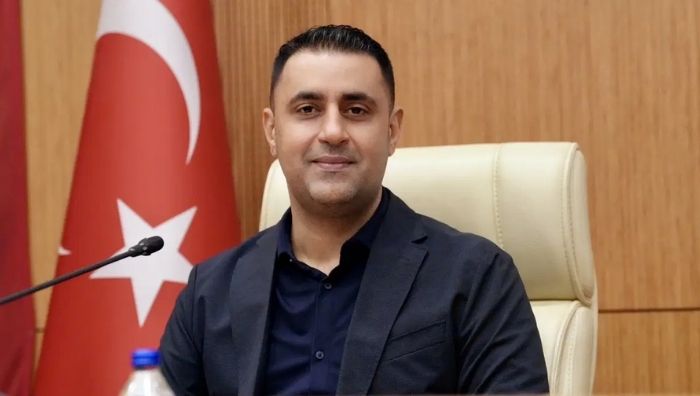 Çukurova Belediye Başkanı Emrah Kozay tutuklandı Adana’da Çukurova Belediyesi’ne yönelik “ihale ve doğrudan teminlerde yolsuzluk” iddiasıyla