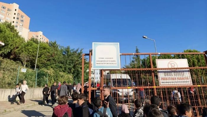 Son dakika! Okulda bıçaklı saldırı! Yaralı öğrenciler var Son dakika haberi... İstanbul Başakşehir'de bulunan Şeyh Şamil İmam Hatip