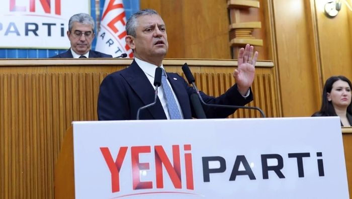 Özgür Özel’den fon vurgunu tepkisi: ‘Erdoğan’ın atadıkları tam göbeğinde’ YENİ Parti Genel Başkanı Özgür Özel, TBMM’nin yeni yasama yılındaki