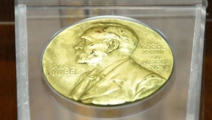 2026 Nobel Fizik Ödülü’nün sahibi belli oldu 2026 Nobel Fizik Ödülü, bilim insanı Francis Halzen'e verildi. İsveç