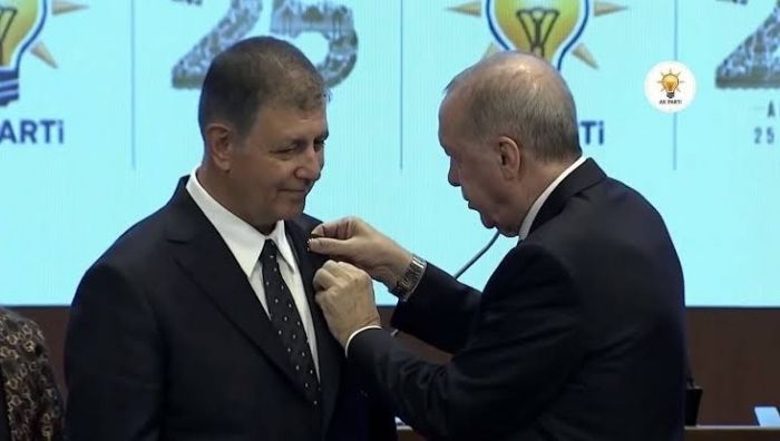 İzmir AK Parti’ye geçti! Cemil Tugay’a rozetini Erdoğan taktı İzmir Büyükşehir Belediye Başkanı Cemil Tugay, düzenlenen törenle AK Parti'ye