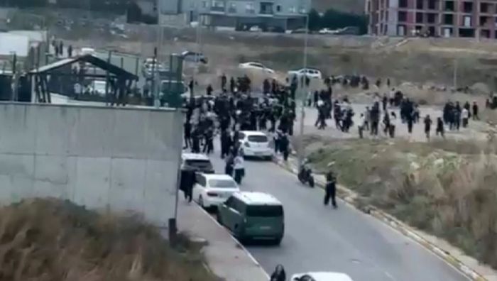 Esenyurt’ta lisede bıçaklı kavga! Yaralılar var İstanbul Esenyurt'ta bir lisede öğrenciler arasında henüz belirlenemeyen bir nedenle