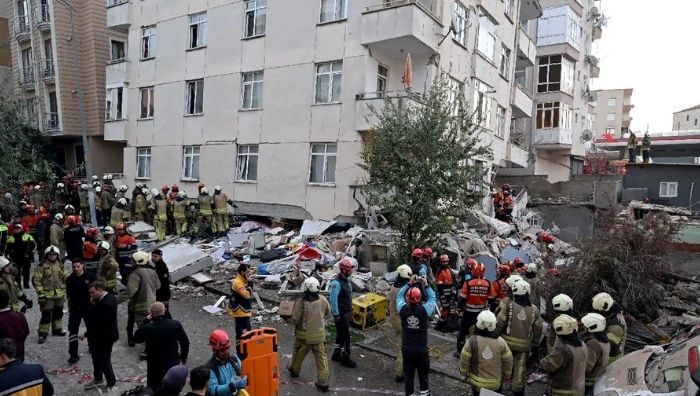 7 katlı binanın 3 katı çöktü: Mahsur kalanlar var İstanbul Maltepe’de 7 katlı bir binanın zemin dahil ilk 3