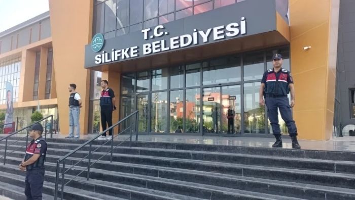 Silifke Belediyesi’ne yeni operasyon! 7 kişi gözaltında Mersin'de CHP'li Silifke Belediyesi'ne yönelik yeni soruşturma kapsamında, belediyenin ihale,