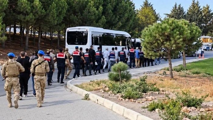 Çeşme Belediyesi’ne operasyon: 12 şüpheli adliyeye sevk edildi İzmir’de Çeşme Belediyesi’ne yönelik “suç örgütü kurma, yönetme ve üye