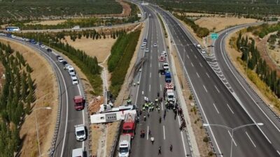 Manisa’nın Akhisar ilçesinde tur otobüsü ile çekicinin çarpışması sonucu 11