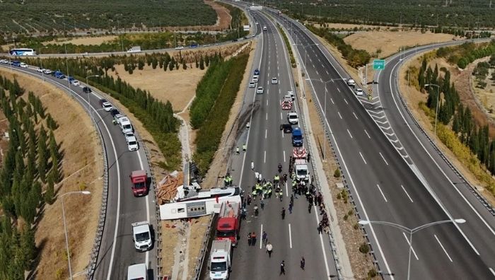 11 kişi yaşamını yitirmişti: İşte feci kazadan son gelişmeler Manisa’nın Akhisar ilçesinde tur otobüsü ile çekicinin çarpışması sonucu 11