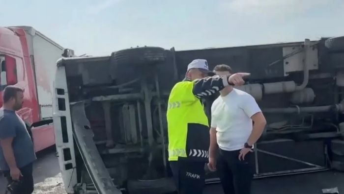 Antalya-Isparta karayolunda otobüs devrildi Antalya-Isparta kara yolunda seyir halindeki yolcu otobüsü, Topallı Mahallesi kavşağında