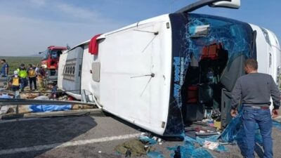 Manisa’nın Akhisar ilçesinde tur otobüsü ile tırın çarpışması sonucu 11